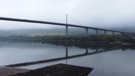 Puente-Erskine-En-El-Río-Clyde-En-Escocia,-Puerta-De-Entrada-A-Las-Tierras-Altas---Metraje-Aéreo-De-Drones-4k-Hd,-Enfoque