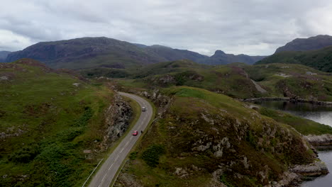 Drohnenaufnahme-Der-Kylesku-Brücke-Im-Nordwesten-Schottlands,-Die-Den-Loch-A&#39;-Cairn-Báin-In-Sutherland-überquert