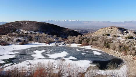 Tolle-Schöne-Aufnahme,-Die-Sich-Dem-Gefrorenen-Wasserreservoir-Im-Sandigen-Utah-Nähert