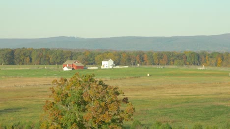 Wide-shot-of-the-farmland-of-the-battle-of-Gettysburg-with-a-red-barn