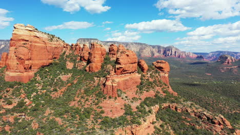 Aerial-View,-Colorful-Landscape-of-Sedona,-Arizona-USA,-Red-Rock-Cliffs,-Scenic-Valley-Under-Blue-Sky,-Drone-Shot