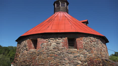 Una-Vista-Inclinada-Hacia-Arriba-De-Un-Antiguo-Muro-De-Piedra-De-La-Torre-De-La-Fortaleza-Del-Museo-Korela,-Rusia