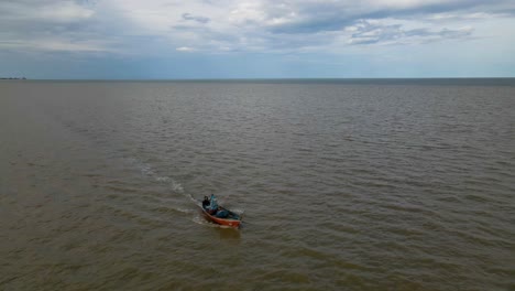 4K-Luftdrohnenaufnahmen-Eines-Holzbootes-Eines-Fischers,-Das-In-Thailand-An-Land-Fährt