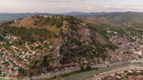 Impresionantes-Paisajes-Muy-Por-Encima-De-La-Histórica-Ciudad-De-Berat-En-Albania---Tiro-De-Lapso-De-Tiempo-De-Inclinación