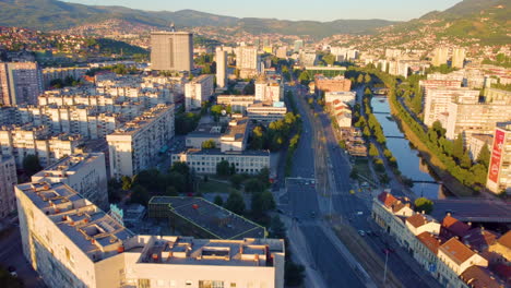Stadtbild-Von-Sarajevo,-Bosnien-Und-Herzegowina-Bei-Sonnenaufgang---Luftdrohnenaufnahme