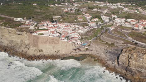 Azenhas-Do-Mar-Atemberaubendes-Dorf-Auf-Felsen-An-Der-Atlantikküste-In-Der-Nähe-Von-Sintra,-Portugal
