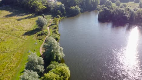 Überfliegen-Sie-Die-Reflexion-Der-Sonnenstrahlen-In-Einem-Teich-In-Norwich,-England