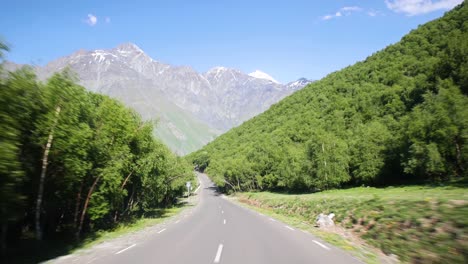 Pov-Conduciendo-En-Una-Carretera-Vacía-Rodeada-De-árboles-Verdes-A-Kazbegi-En-Georgia