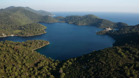 Hermoso-Bosque-Que-Rodea-Un-Lago-Tranquilo-En-El-Parque-Nacional-Mljet-En-Croacia