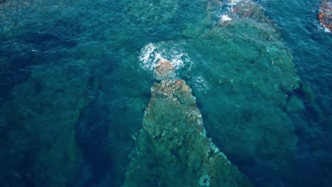 Schöne-Szene-Von-Wasser,-Das-In-Felsen-Im-Meer-An-Der-Küstenküste-An-Der-Küste-Von-Spanien-Teneriffa-4k-Drohne-Geschossen-Wasser-Blaue-Lagune-Sommer-Tropisch-Schlägt