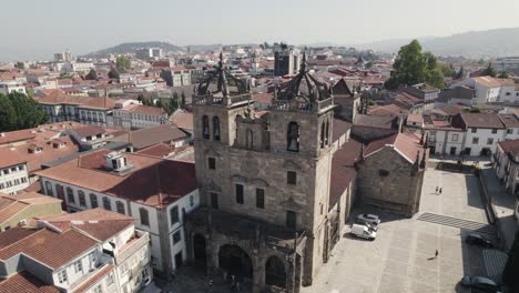 Catedral-De-Braga,-Portugal.-Vista-Circular-Panorámica-Aérea
