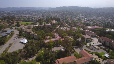 Empuje-Sobre-El-Campus-De-La-Universidad-Occidental-En-Un-Hermoso-Día-De-Verano-En-Eagle-Rock-En-Los-Angeles,-California