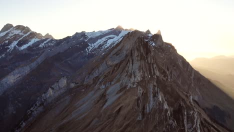 Luftüberführung-über-Schaefler-In-Appenzell,-Schweiz-Bei-Sonnenuntergang-Mit-Rückwärtsbewegung-über-Den-Klippen