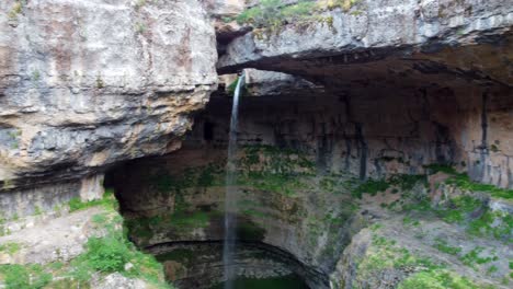 Vista-De-La-Cascada-Del-Desfiladero-De-Baatara-En-Tannourine,-Líbano---Toma-Panorámica
