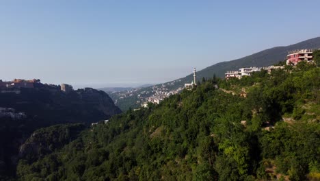 Vista-Panorámica-Del-Paisaje-Urbano-De-Sir-Al-Dinniyeh-En-Medio-De-Las-Montañas-En-El-Líbano