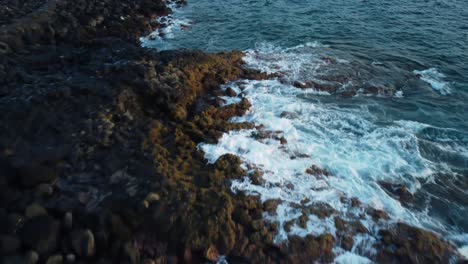 Erstaunliche-Landschaft-Von-Wasser,-Das-In-Felsen-Am-Strand-In-Spanien-Teneriffa-Los-Gigantes-Beach-Island-Drone-Geschossen-In-4k-Goldenhour