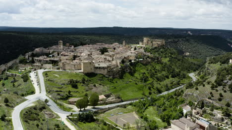Ciudad-Amurallada-De-Pedraza-Rodeada-De-Prados-Verdes-En-La-Provincia-De-Segovia,-España
