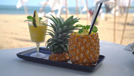 Frische-Ananas-smoothies-Mit-Seestrandhintergrund