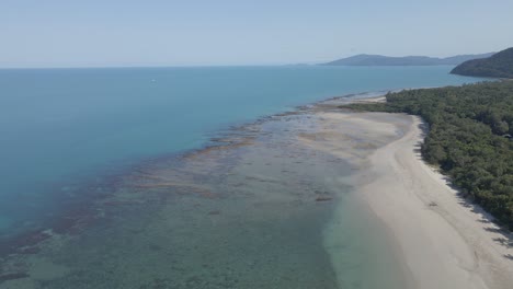 Korallenriff-Sichtbar-Bei-Ebbe-Am-Abgelegenen-Strand-Von-Myall-In-Cape-Tribulation,-Queensland,-Australien