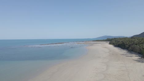 Weißer-Sand-Von-Myall-Beach-Zwischen-Dem-Blauen-Ozean-Und-Dem-Grünen-Wald-In-Cape-Tribulation,-Qld,-Australien