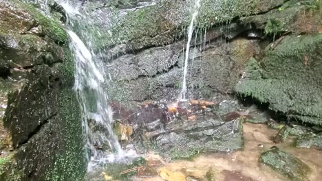 Salpicaduras-De-Agua-En-Las-Rocas-De-La-Cascada