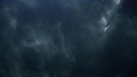 Gewitter-In-Den-Dunklen-Wolken-Am-Himmel