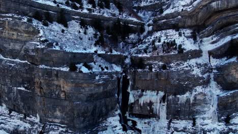 Ehrfürchtige-Luftumlaufansicht-Der-Schneebedeckten-Brautschleierfälle-In-Den-Canyonbergen-Von-Provo,-Utah