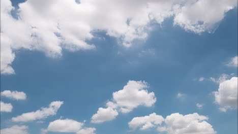 Weiße-Geschwollene-Wolken-Und-Blauer-Himmel-Im-Zeitraffer-Mit-Langer-Sekundendauer-Für-Den-Hintergrund-Bei-Tageslicht