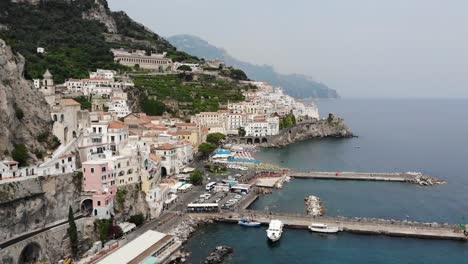 Vista-Lateral-De-La-Costa-De-Amalfi,-Orilla-De-La-Playa-Con-Mar-Azul-Y-Elevador-De-Drones-De-La-Iglesia-Full-Hd-50-Fps