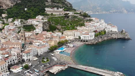 Amalfi-Küste-Strandufer-Mit-Blauem-Meer-Und-Blick-Auf-Die-Kirche-Halbkreis-Enthüllungs-Drohne-Schoss-Full-HD-Slowmotion