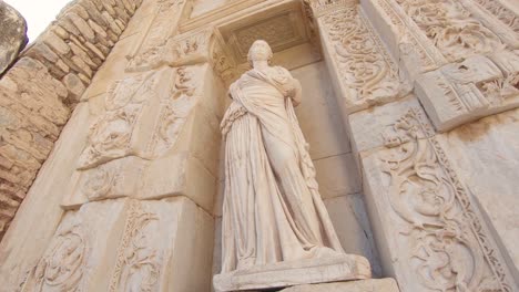 Statue-of-woman,-The-Library-of-Celsus,-Ephesus