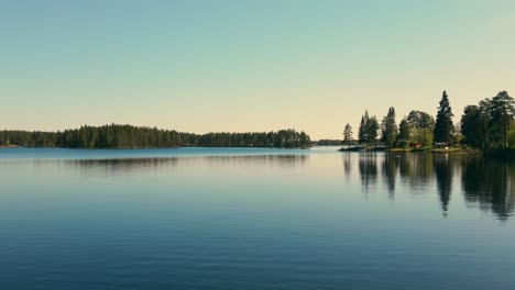 Panorama-Des-Busjon-Sees-Mit-Spiegelung-Des-Himmels-Und-Der-Bäume-In-Appelbo,-Dalarna,-Schweden