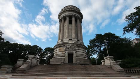 Monumento-Al-Soldado-Y-Al-Marinero-En-Manhattan-En-El-Río-Hudson,-Ciudad-De-Nueva-York