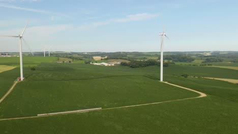 Erstaunliche-Aufnahme-Aus-Der-Luft-Von-Windkraftanlagen,-Die-Sich-Drehen,-Um-Saubere-Grüne-Energie-Zu-Erzeugen