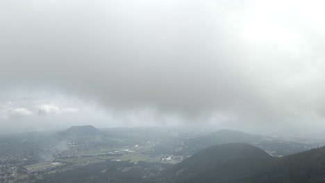 Tire-Lentamente-Del-Frente-Sobre-Las-Montañas-En-Un-Día-De-Niebla