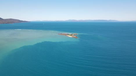 Aerial-View-Of-Islet-In-Middle-Of-Blue-Sea-In-Summer---Whitsunday-Island-At-Daytime-In-QLD,-Australia