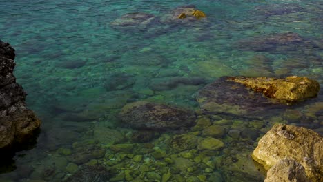 Bunter-Meeresboden-Mit-Smaragdgrünem-Wasser-Und-Goldenen-Felsen-Am-Mittelmeerufer