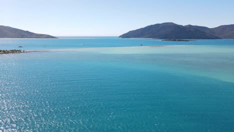 Panorama-Of-Langford-Island-With-Turquoise-Blue-Sea-At-Daytime---Seascape-At-Whitsunday-Island,-QLD,-Australia