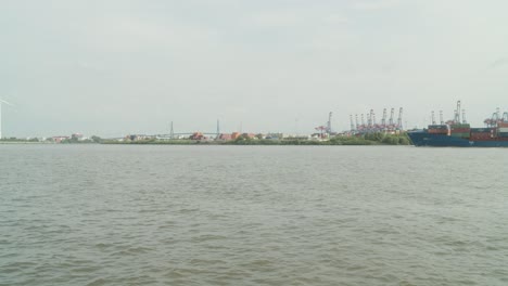 Barcos-Que-Pasan-Por-El-Concurrido-Puerto-De-Hamburgo,-Gran-Puente-En-El-Fondo,-Alemania