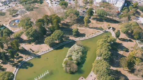 Antenne---Centenario-Park-Und-Sein-See,-Buenos-Aires,-Argentinien,-Aufsteigender-Weitschuss
