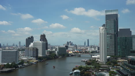 Zeitraffer-Des-Flussverkehrs,-Der-Den-Fluss-Choa-Phraya-Hin-Und-Her-Und-Auf-Und-Ab-Bewegt,-Bangkok,-Thailand