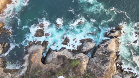 Zenith-view-of-waves-cliff-and-Puerto-Angel's-lighthouse-in-Oaxaca,-Mexico