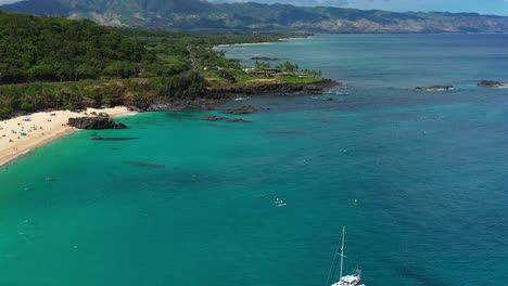 Schwenken-Luftbild-Von-Waimea-Bay-Und-Der-Nordküste,-Auf-Der-Insel-Oahu,-Hawaii