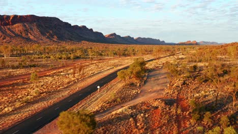 Einsame-Umgebung-Mit-Gebirgszügen-Auf-Alice-Springs-Im-Nördlichen-Territorium,-Zentralaustralien