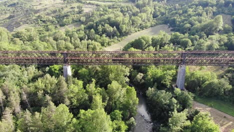 Drohnen-LKW-Schoss-über-Eine-Alte-Eisenbrücke-Im-Wald-4k-30fps