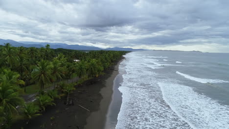 Breite-Luftaufnahme-Mit-Blick-Auf-Den-Sonnenaufgang-Am-Tropischen-Palmenstrand-Von-Costa-Rica