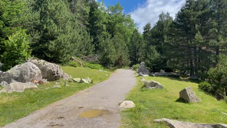 Parque-Nacional-De-Aigüestortes-España-Naturaleza-Protegida-Lerida-Catalunya-Peatonal-Carretera-De-Montaña-Paisaje-Natural-Paseo-Familiar