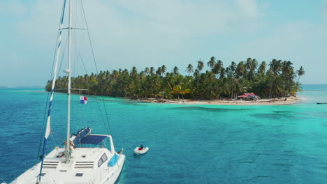Velero-Flotando-Cerca-De-Una-Hermosa-Isla-Tropical-Con-Bosque-De-Palmeras-Junto-Al-Mar-Caribe