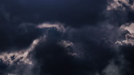Tormenta-Dentro-De-Nubes-Oscuras-Moviéndose-En-El-Cielo-Oscuro