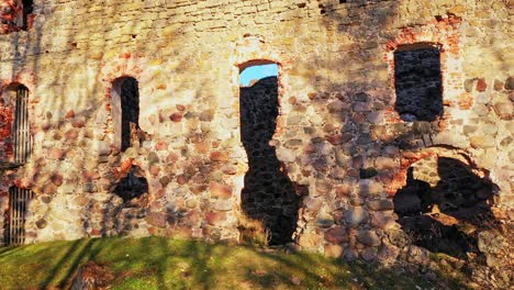 Burgmauer-Aus-Steinblöcken-Mit-Fenstern-In-Gimbal-Nach-Hinten-Gebaut